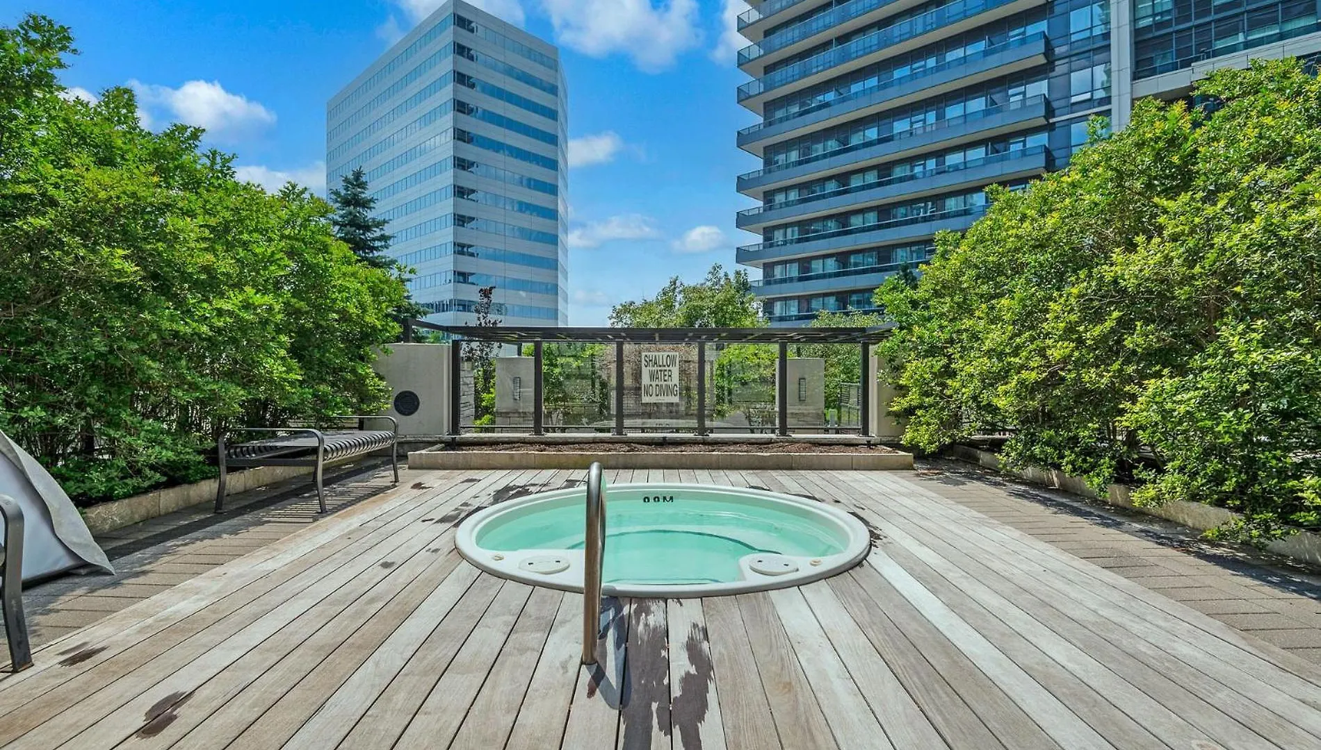 Sleek 1Br & Sttudy Condo - Cn Tower, Skyline View - North York 토론토