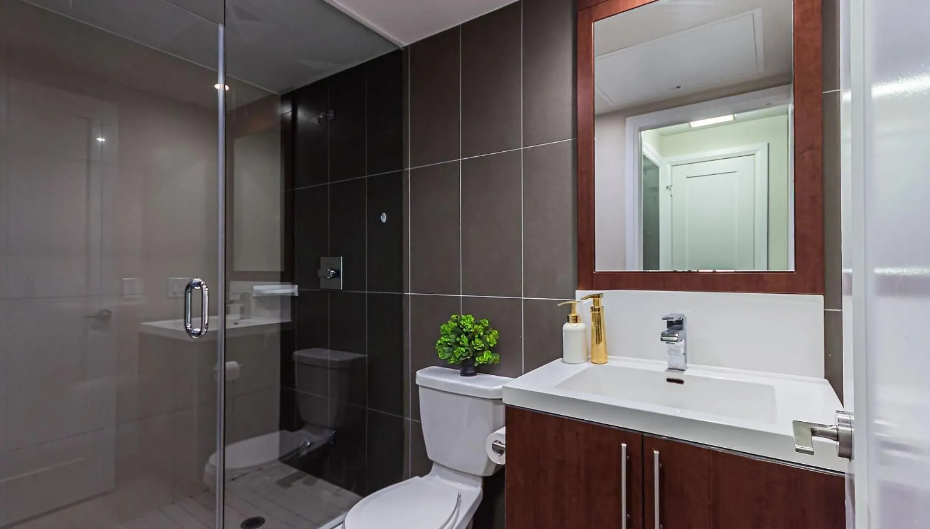 Sleek 1Br & Sttudy Condo - Cn Tower, Skyline View - North York Toronto 0*,
